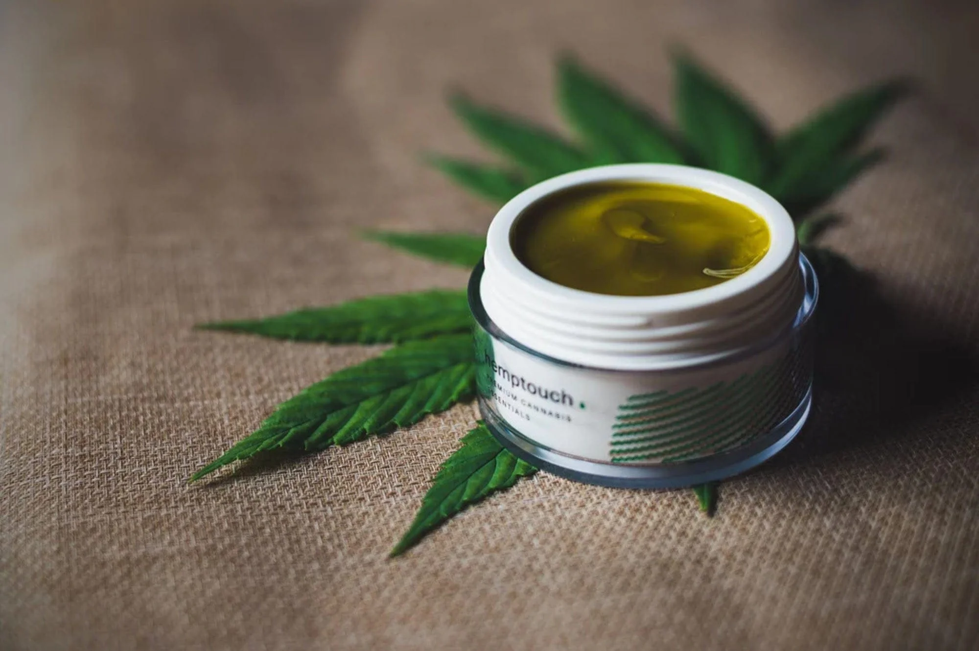 Cosmética con CBD: la tendencia natural que transforma el cuidado de tu piel